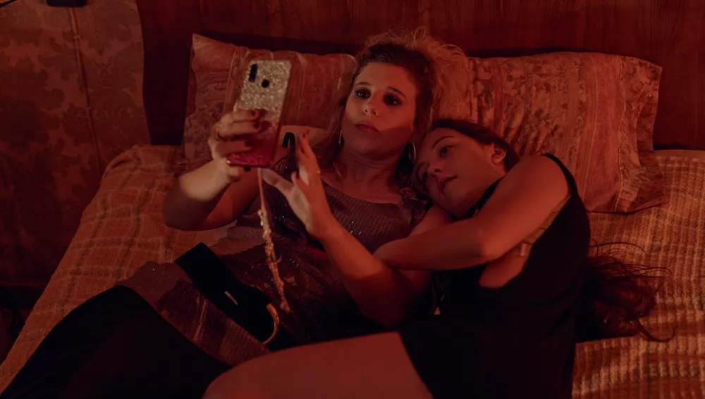 Ángela Cervantes (izda.) y la debutante Carla Quílez en "La maternal", de estreno en cines el 18 de noviembre