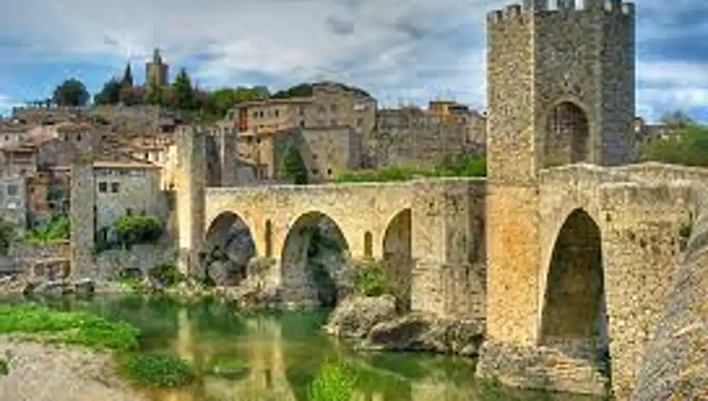 Una vista del puente de Besalú