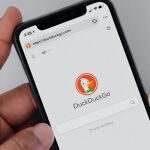 La app de DuckDuckGo en un móvil.