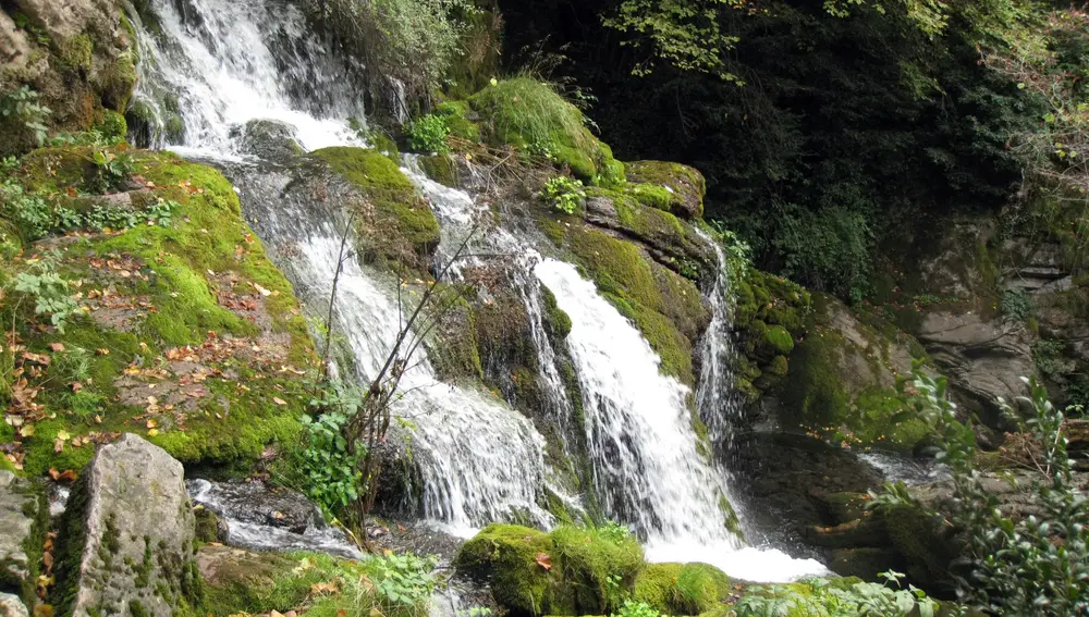 La visita a Castellar de N'Hug permite maravillarse con el nacimiento del río Llobregat