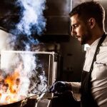 El cocinero madrileño Enrique Garcerán entre fogones