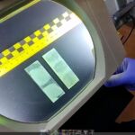 Un agente realiza el cotejo de las muestras de ADN de uno de los sospechosos del homicidio
