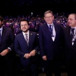 Los presidentes autonómicos de Cataluña, Pere Aragonés (2i), la Comunidad Valenciana, Ximo Puig (2d) y Murcia, Fernando López Miras (i), posan junto al presidente de la Asociación de Empresarios Valencianos, Vicente Boluda (d), durante el acto empresarial celebrado este mediodía en Barcelona para reclamar la finalización de las obras del Corredor Mediterráneo