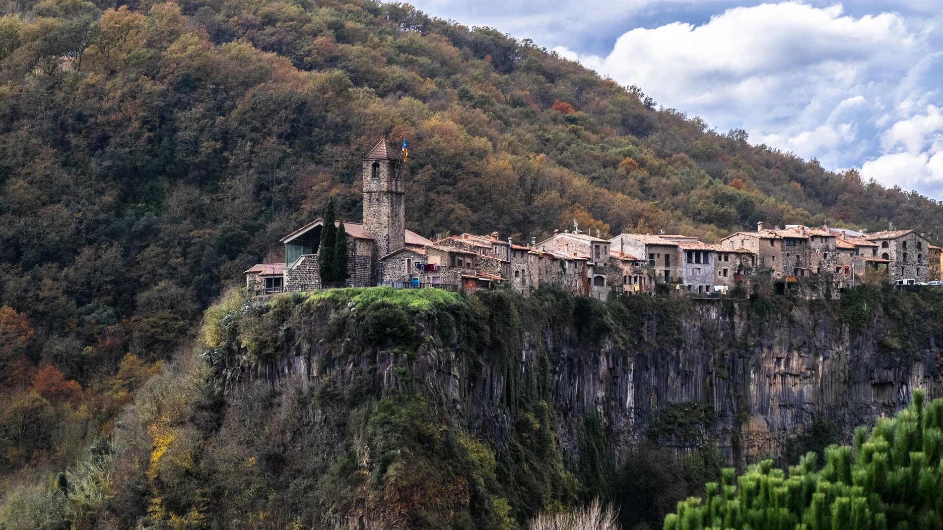 Castellfollit de la Roca, un pueblo construido sobre las alturas
