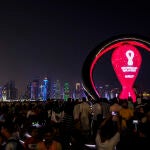 Aficionados se congregan cerca del "Fifa Fan Festival" este viernes en Doha, Catar.