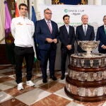 Los jugadores Albert Ramos (i) y Pablo Carreño (d), junto al consejero de Deporte, Arturo Bernal (2i); el director de la Copa Davis, David Ferrer (3i); el alcalde de Málaga, Francisco de la Torre (3d), y el presidente de la Diputación, Francisco Salado (2d), posan con el trofeo durante la presentación de la fase final de la Copa Davis de tenis que se jugará en Málaga