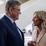 El presidente de la Generalitat Valenciana, Ximo Puig, y la vicepresidenta segunda y ministra de Trabajo y Economía Social, Yolanda Díaz, conversan durante la clausura del primer Foro Técnico Internacional de Altos Responsables de Inspecciones de Trabajo