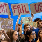 Activistas muestran pancartas en defensa de acuerdos contra el cambio climático en Egipto