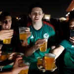 Aficionados de México bebiendo cerveza
