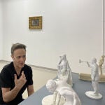 El artista salmantino Enrique Marty, en el montaje de su exposición 'Ornamento' en la galería La Gran