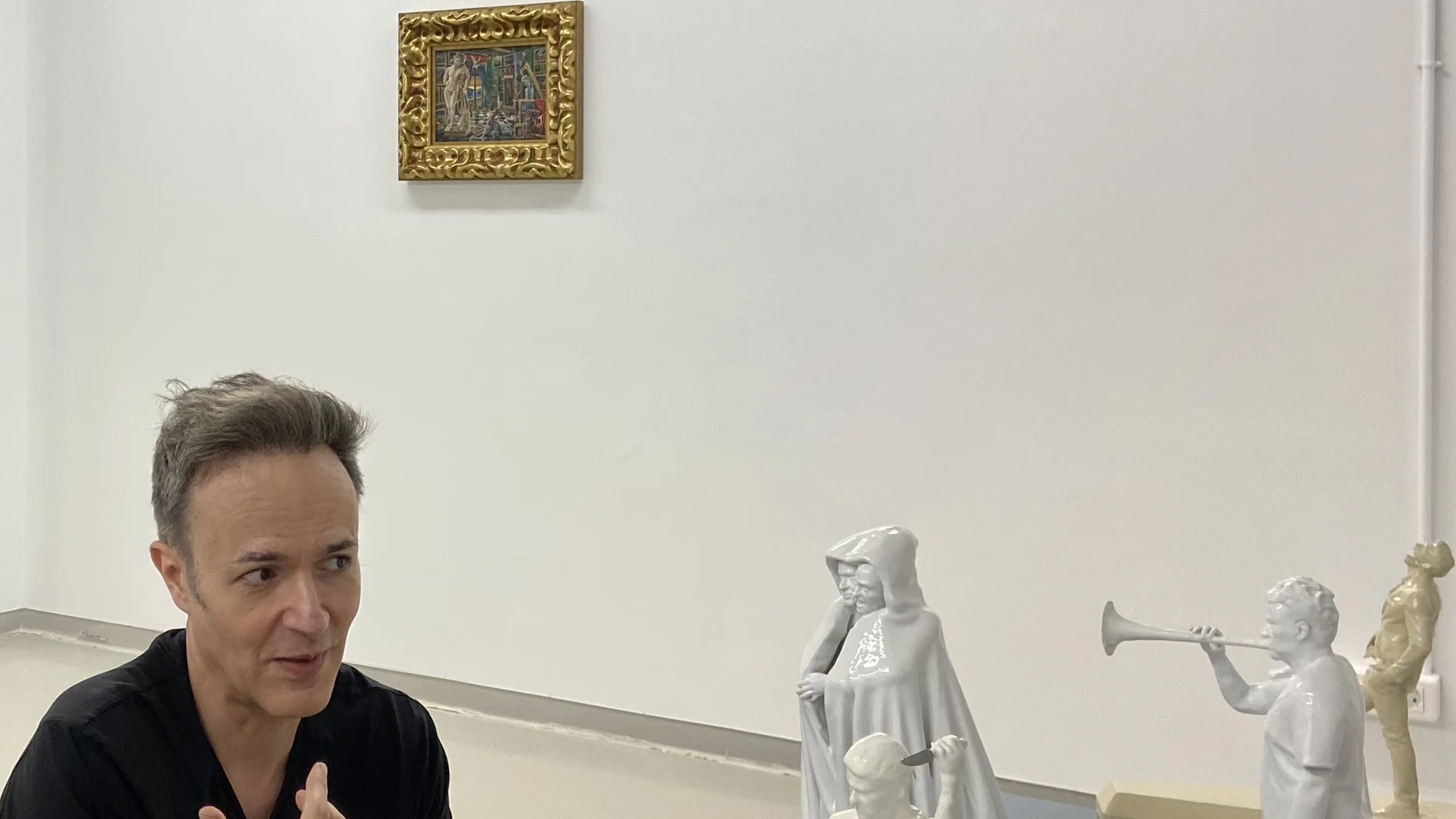 El artista salmantino Enrique Marty, en el montaje de su exposición 'Ornamento' en la galería La Gran