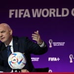 Doha (Qatar), 19/11/2022.- FIFA President Gianni Infantino addresses a press conference in Doha, Qatar, 19 November 2022. The FIFA World Cup Qatar 2022 will take place from 20 November to 18 December 2022. (Mundial de Fútbol, Catar) EFE/EPA/MOAHAMED MESSARA