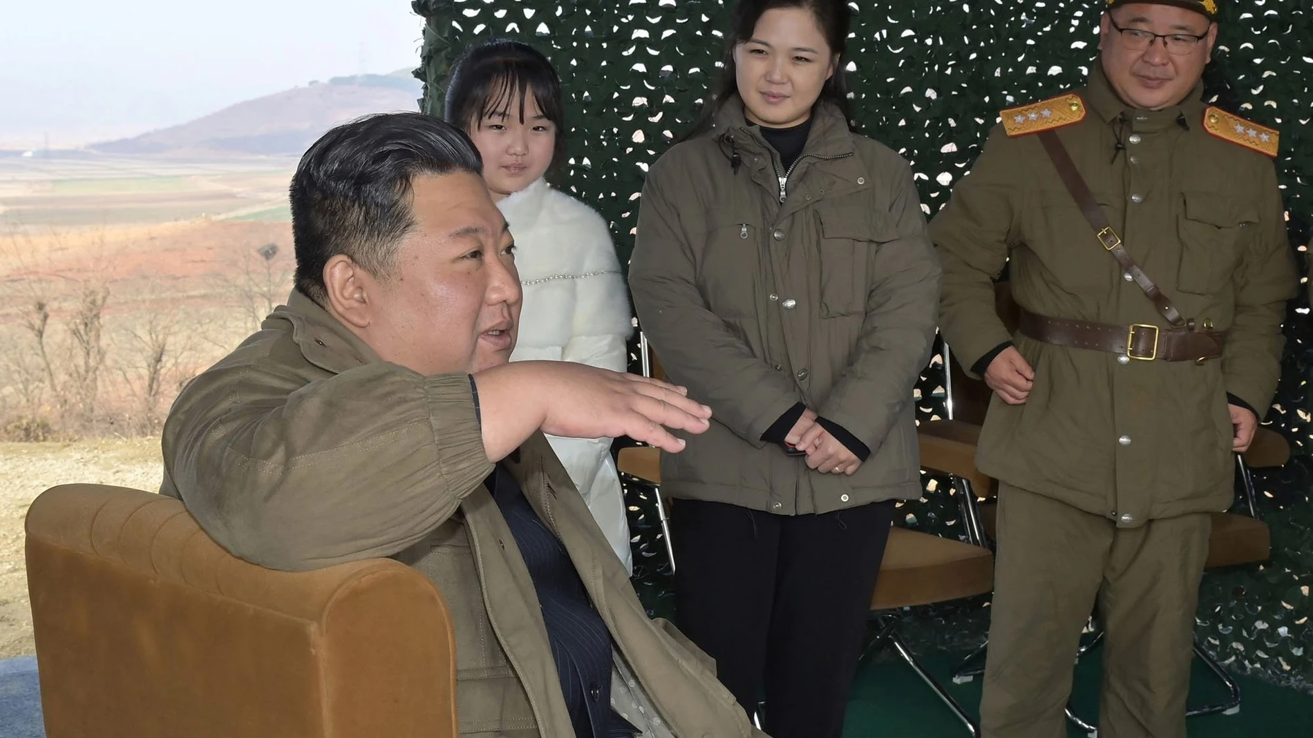 El líder norcoreano, Kim Jong Un, habla con su esposa Ru Sol Ku y su hija