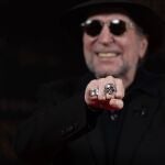 El cantautor Joaquín Sabina posa durante la presentación del documental "Sintiéndolo mucho"