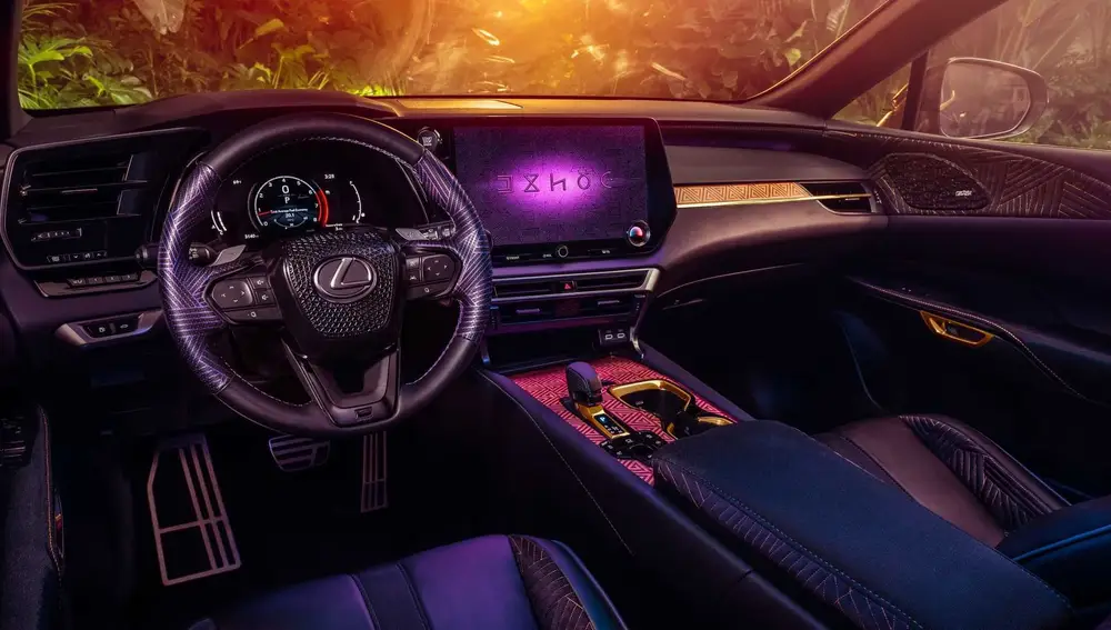 El automóvil personalizado va en morado y negro con detalles dorados.