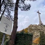 Un cartel indica la dirección para llegar a la basílica del rebautizado "Valle de Cuelgamuros" en San Lorenzo de El Escorial