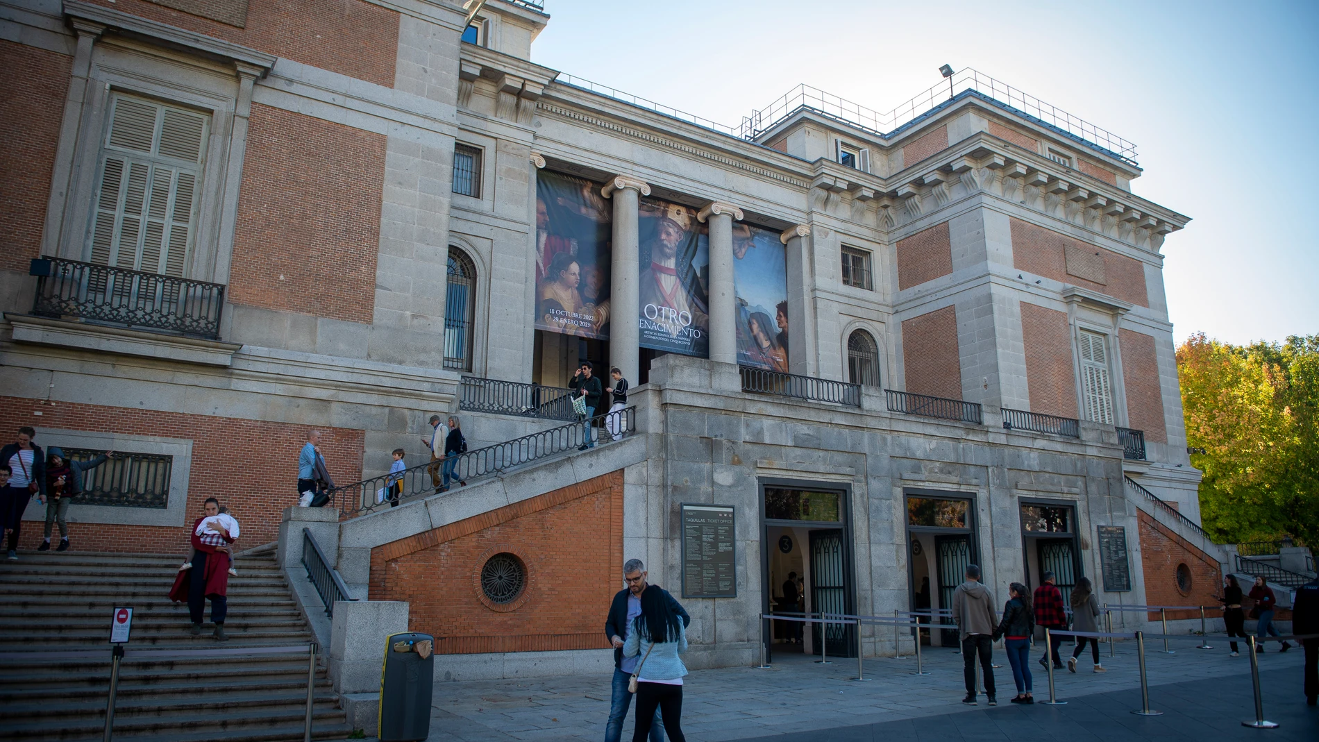 Varias personas ante una de las entradas del Museo del Prado