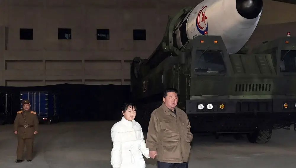 Padre e hija durante el lanzamieto del misil Hwasong-17