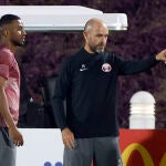El seleccionador de Catar, el español Félix Sánchez (c), dirige un entrenamiento del equipo en el complejo Aspire, en Doha, este sábado, de cara a su participación en el Mundial FIFA Qatar 2022. EFE/Alberto Estévez