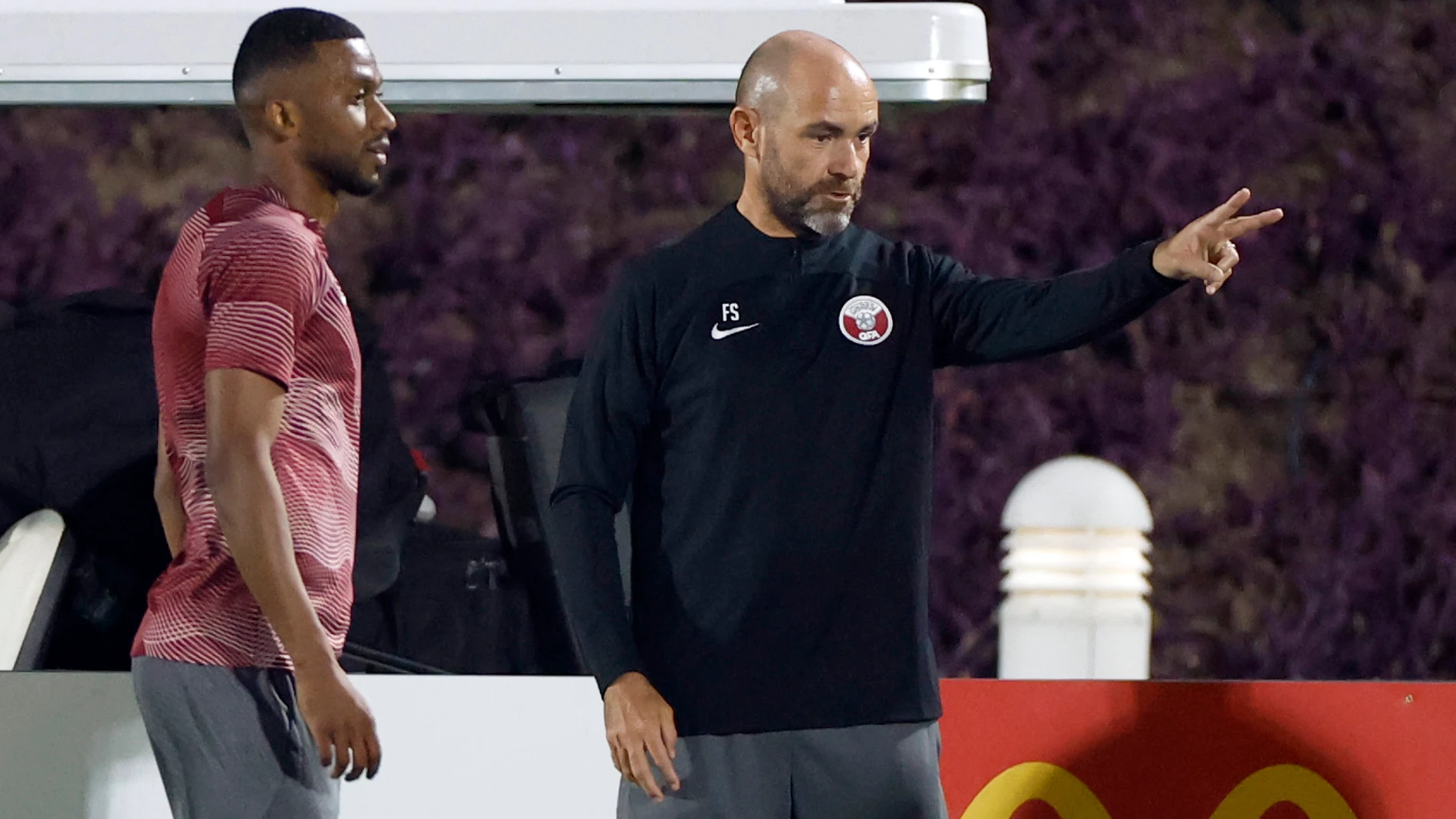 El seleccionador de Catar, el español Félix Sánchez (c), dirige un entrenamiento del equipo en el complejo Aspire, en Doha, este sábado, de cara a su participación en el Mundial FIFA Qatar 2022. EFE/Alberto Estévez