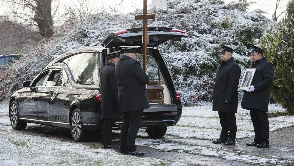 Los portadores del féretro están junto al vehículo que lleva el ataúd de Boguslaw Wos, uno de los dos hombres polacos muertos en la explosión de un misil antes de su funeral, en Przewodow