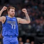Doncic celebra uno de los triples que anotó ante los Nuggets
