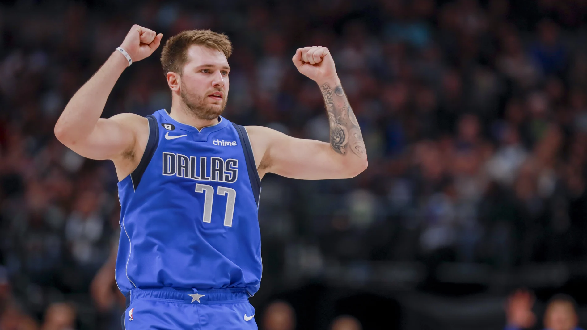 Doncic celebra uno de los triples que anotó ante los Nuggets