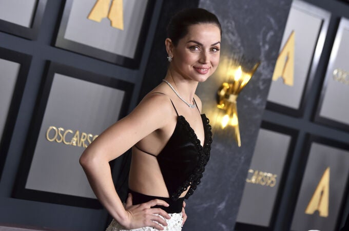 Ana de Armas en los Premios Governors con vestido de Louis Vuitton