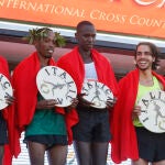 El atleta español de origen burundés Thierry Ndikumwenayo (2i), ganador, posa en el podio junto al burundés Rodrigue Kwizera (i), segundo; al keniano Levy Kibet, tercero, y al español Mohamed Katir (d), que acabó en sexta posición, en la 40 edición del Cross de Itálica este domingo, en Sevilla. EFE/ José Manuel Vidal