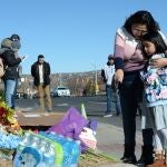 Crystal y Ella Mondragon colocan flores en un monumento improvisado cerca de un club nocturno gay en Colorado Springs
