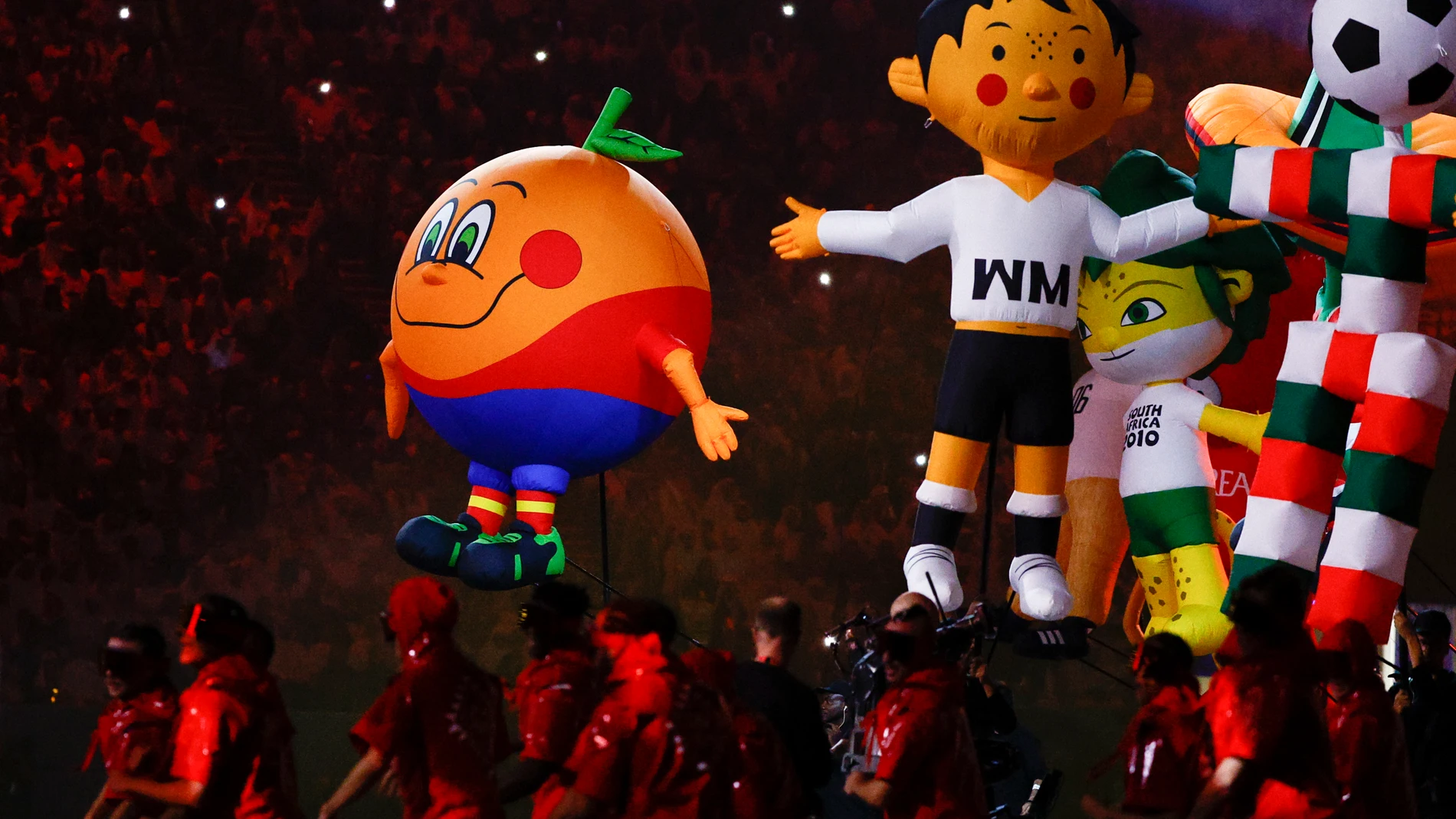 Fotografía de Naranjito, la mascota del Mundial España 1982, en un desfile parte de la inauguración del Mundial de Fútbol Qatar 2022 hoy, en el estadio Al Bait en Al Khor (Catar). El mundial se realiza del 20 de noviembre al 18 de diciembre de 2022. EFE/ Rodrigo Jiménez