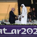 El emir de Qatar, Tamim bin Hamad Al Thani, saluda al presidente de la FIFA, Giovanni Infantino