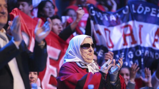 Fotografía de archivo fechada el 12 de agosto de 2022, que muestra a la presidenta de la agrupación de las Madres de Plaza de Mayo, Hebe Bonafini, durante una manifestación en el "Luna Park" de Buenos Aires