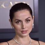 Ana de Armas en los Premios Governors con vestido de Louis Vuitton
