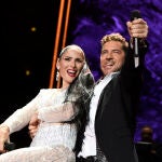 El cantante David Bisbal junto a Rosa López durante su actuación celebrada esta noche en el Power Horse Stadium de Almería para conmemorar sus 20 años de carrera musical. EFE/ Carlos Barba