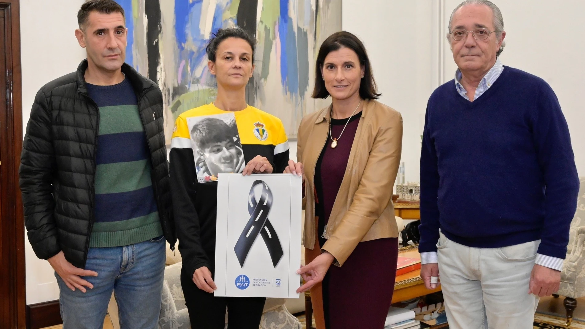 La alcaldesa, Gema Igual, el concejal Pedro Nalda y los padres del joven fallecido en Santander en un accidente de tráfico