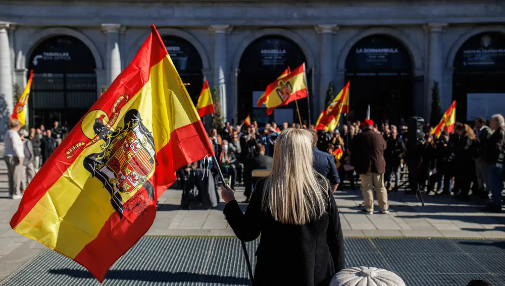 Acto organizado por el Movimiento Católico Español (MCE) en memoria de Francisco Franco y José Antonio Primo de Rivera en la Plaza de Oriente