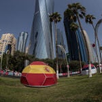 Estructuras que forman balones con las banderas de la selecciones participantes en el mundial de Qatar 2022 dan la bienvenida a los aficionados a pocas horas del inicio de la competición. EFE/ Esteban Biba