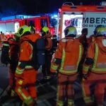 Bomberos del Consorcio Provincial de Bomberos de Valencia trabajan en la extinción del incendio. (Archivo)