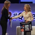 La ministra de Transportes, Raquel Sánchez, recibe el coleccionable de retrasos del Corredor, durante el acto de AVE en Barcelona