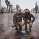 El presidente de Ucrania, Volodimir Zelenski, y el chef José Andrés junto a la placa en su honor en Kiev