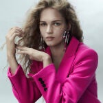El abrigo rosa fucsia que necesitas en tu armario desde ya