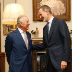 Felipe VI mantiene un encuentro privado con el Rey Carlos III