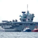 El portaaviones británico HMS Queen Elizabeth a su llegada a Oslo este lunes