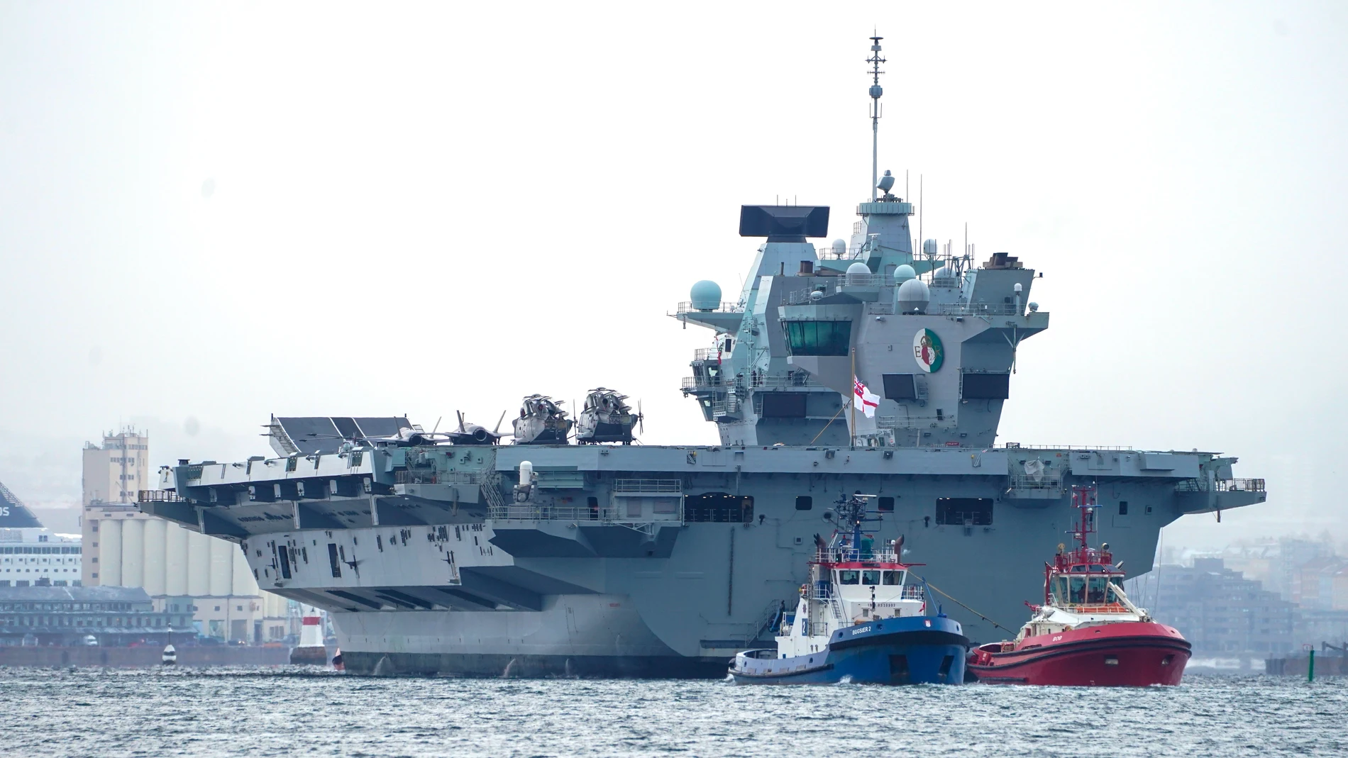 El portaaviones británico HMS Queen Elizabeth a su llegada a Oslo este lunes