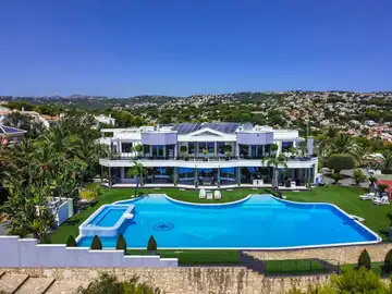 Más de 1.300 metros cuadrados de mansión en Alicante. Más de 1.300 metros cuadrados de mansión en Alicante.