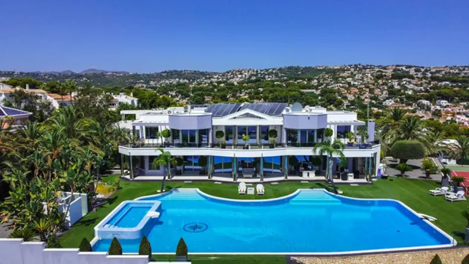 Más de 1.300 metros cuadrados de mansión en Alicante.