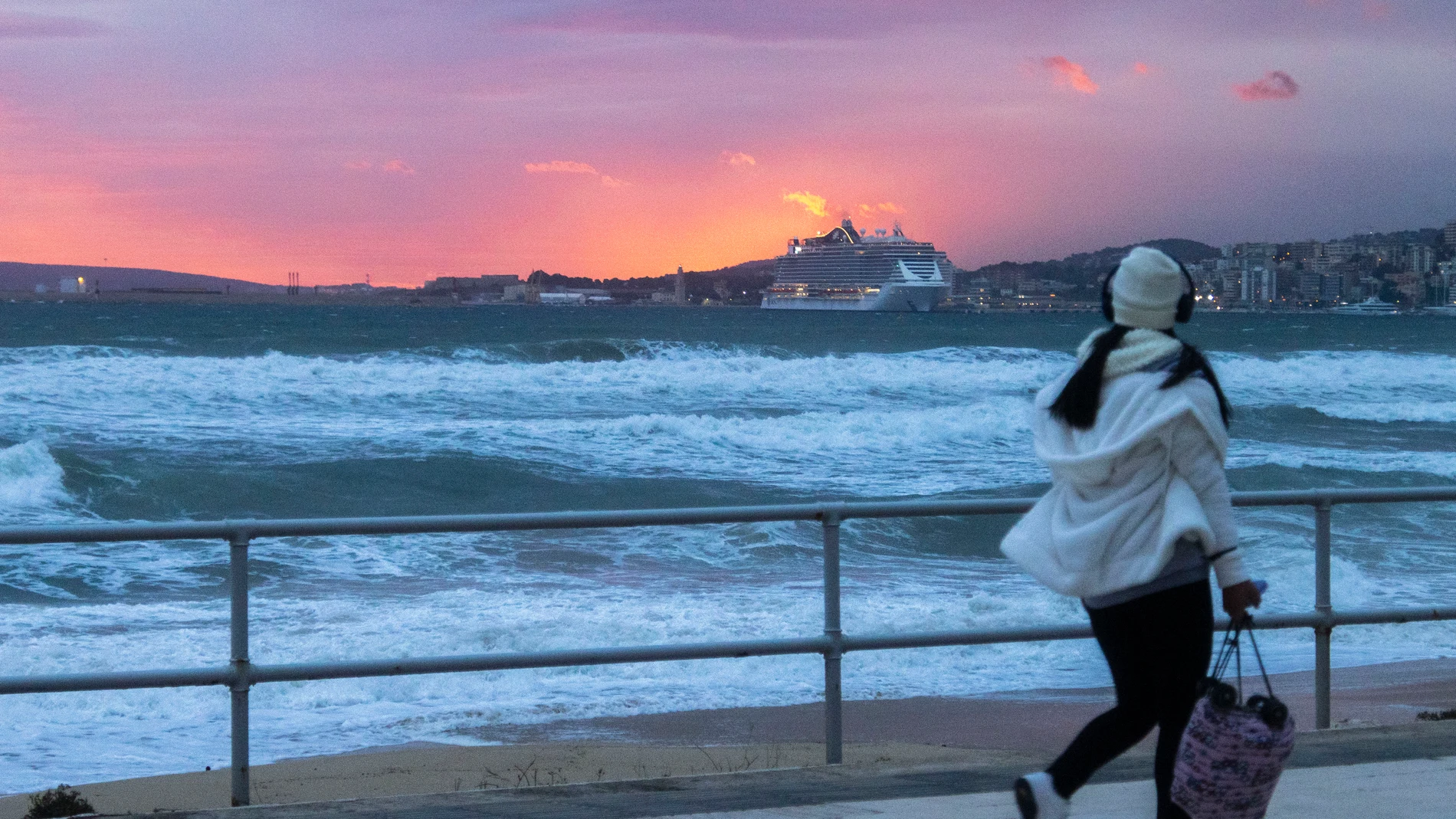 Una mujer pasea este lunes por la cala San Vicens, en Palma de Mallorca