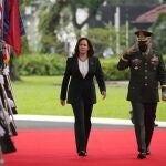 Kamala Harris ante la guardia de honor a su llegada a Manila