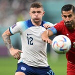 Ehsan Hajsafi, capitán de Irán con Kieran Trippier, futbolista de Inglaterra en el partido del Mundial de Qatar 2022